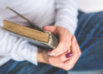 Student mit Buch in der Hand, Prüfungsangst