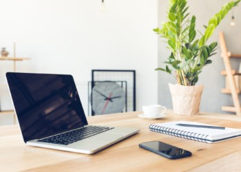 Home Office Einrichtung - Utensilien am Schreibtisch