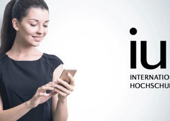 Studentin checkt IU Kosten am Smartphone, IU Kosten 2023, Zeitmodelle Überblick