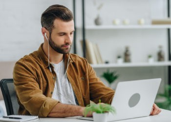 Mann beim Lernen am Laptop, Besser lernen mit der richtigen Lernumgebung