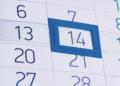 Kalender mit Datum, Anmeldefrist und Abmeldefrist für Prüfungen im IU Fernstudium