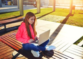 Studentin lernt am Laptop - Erasmus+ Bildungsprogramm während Coronapandemie