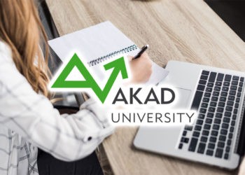 Studentin am Laptop, AKAD Nanodegree Erfahrungen