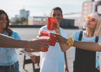 Studenten stoßen mit Getränken auf, Unialltag, Studentensprüche und Best Of Jodel