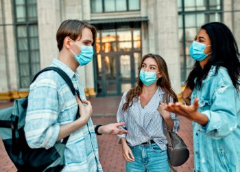 Ausländische Studierende an Universitäten mit Coronamaske