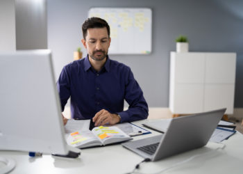 Mann am Laptop, Fernstudium mit 40, Arbeit und Lernen am Schreibtisch