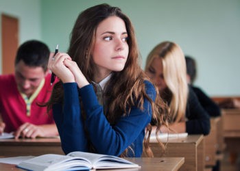 Erfolgsaussichten bei einer Prüfungsanfechtung, Studentin sitzt im Klassenzimmer und überlegt