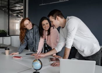 Studierende der FOM Hochschule für Oekonomie & Management, Schreibtisch mit Laptop