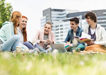 Hochschule Fresenius, Studenten sitzen auf dem Campusgelände und lernen