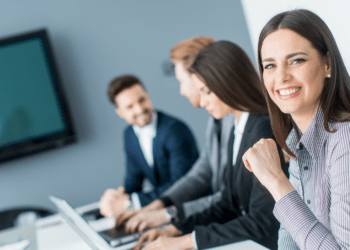 Junge Frau im Büro, lächelnd, Besprechungsraum