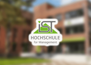 IST-Hochschule Logo, im Hintergrund unscharf die Hochschule am Standort in Düsseldorf