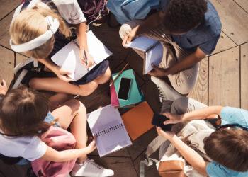 Studenten lernen gemeinsam am Campus, BWL Fernstudium